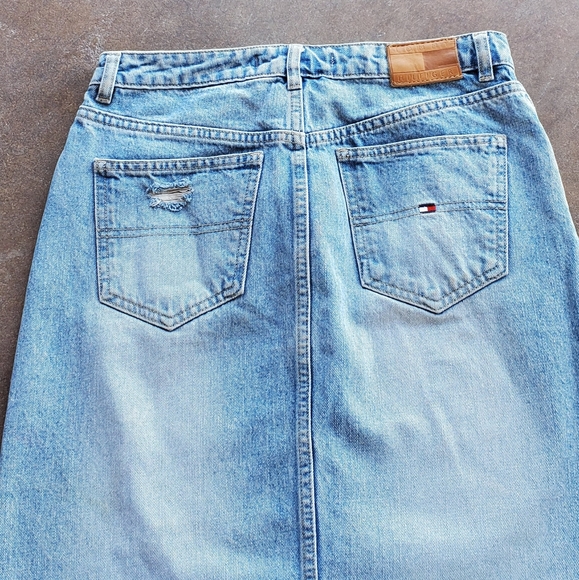 TOMMY HILFIGER VINTAGE DISTRESS JEAN SKIRT - Picture 7 of 8